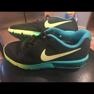 NIKE AIRMAX SNEAKERS! LIKE BRAND NEW! SIZE 9